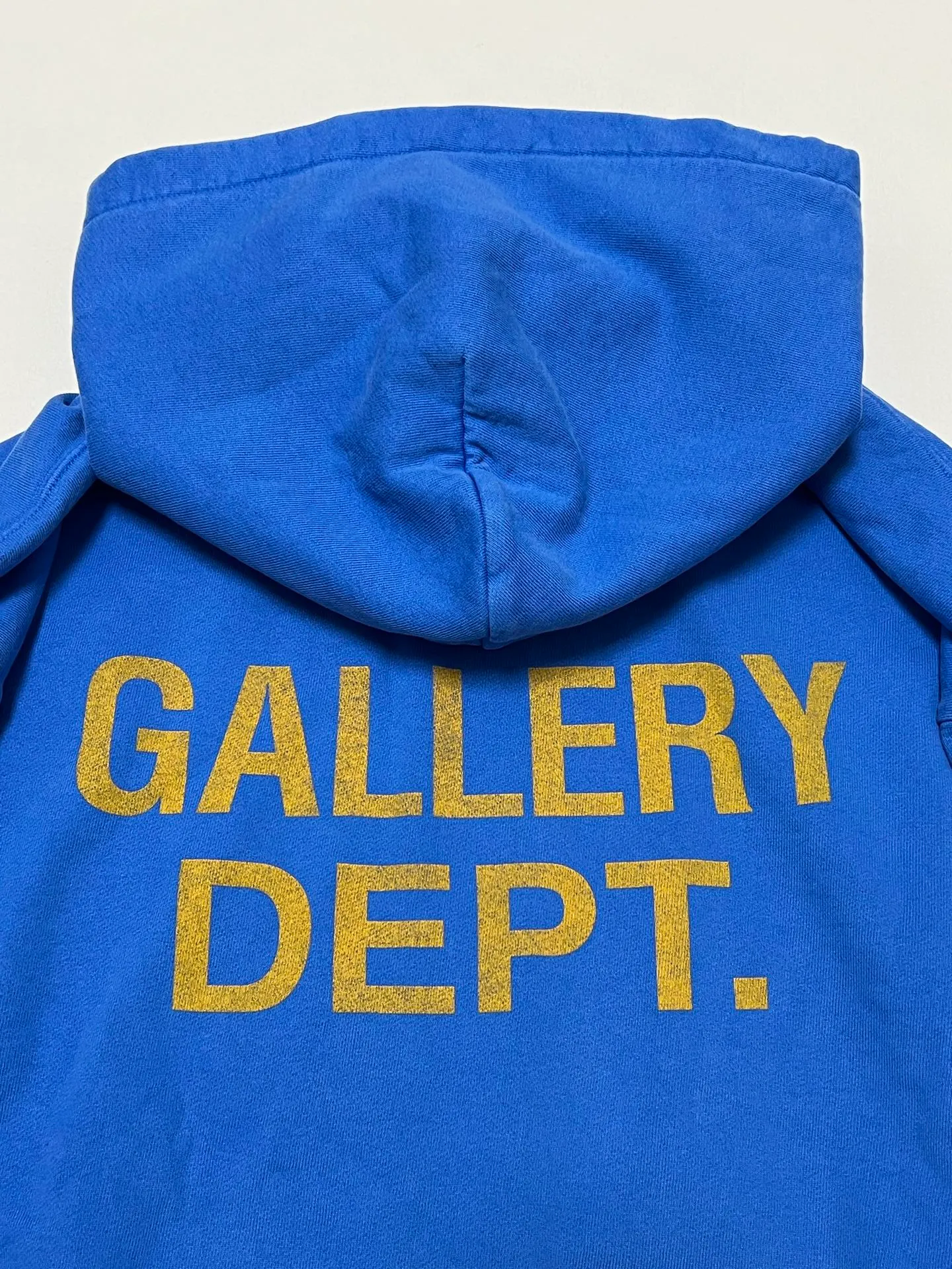GALLERY DEPT. 90'S GD LOGO HOODIE/BLU 90's retro destroyed royal blue English hoodie Royal Blue S-XL Needs custom weaving and dyeing 500g high weight sweatshirt fabric Light fleece treatment on the inside Overall wide and comfortable Loose version Trendy and fashionable Same as the original version Washed and distressed printing Original consistent hang tag With G LOGO hanging beads/yellow triangle warning sign